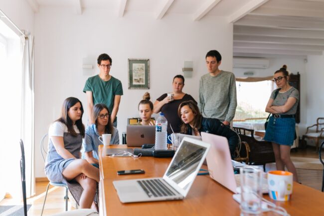 group-of-people-watching-on-laptop-1595385 Trabajar en Estados Unidos